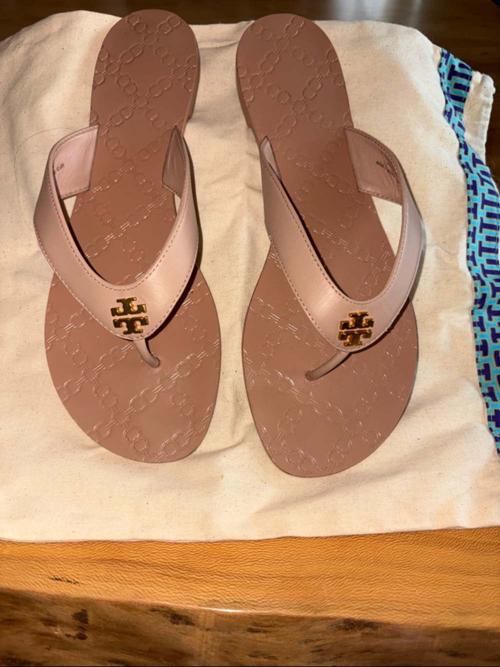 Tory Burch Leather Thong Sandals in Nude Blush with Gold Logo